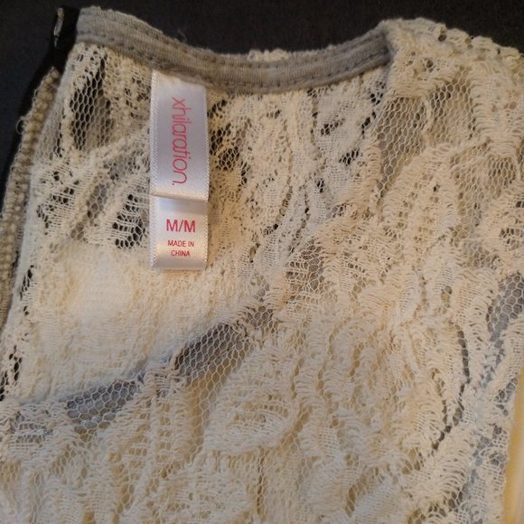 BNWT - XHILARATION - BEAUTIFUL WHITE LACE/PLEATED SHIRT WITH BLACK ACCENT - SZ M - Picture 8 of 8